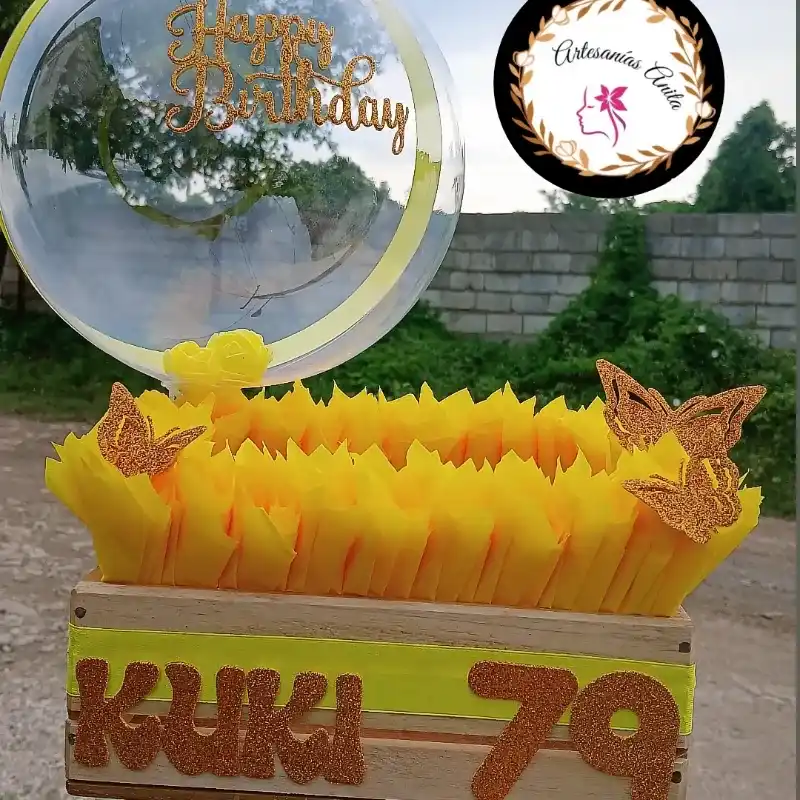 Caja con decoración amarilla 