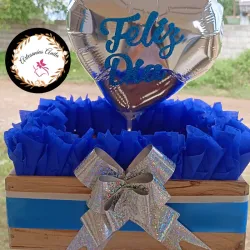 Caja para regalos con decoración azul y plateado