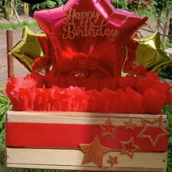 Caja para regalos con decoración en rojo y dorado 
