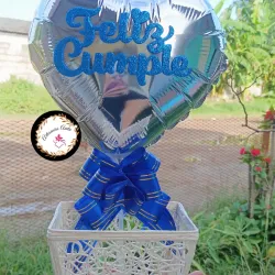 Cesta para regalo con decoración azul y plateado 