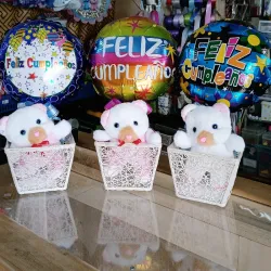Cesta de regalo con peluche