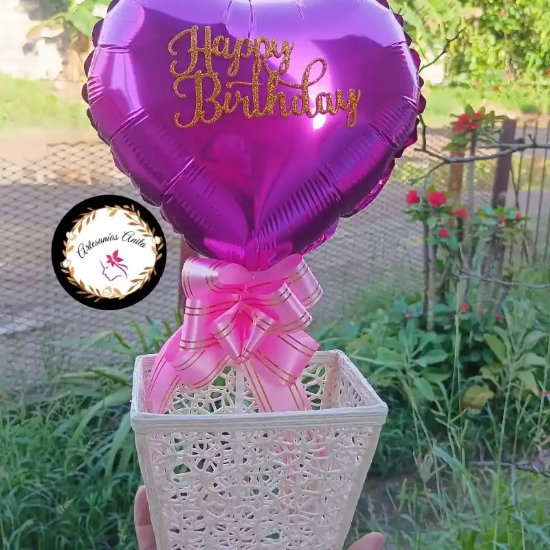 Cesta para regalos con decoración en rosada y dorada 