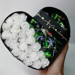 Corazón con mini rosas y bombones 