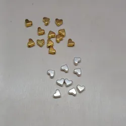 Corazones dorados y plateados