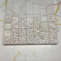 Letras blancas y doradas