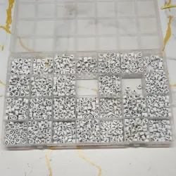 Letras blancas y negras