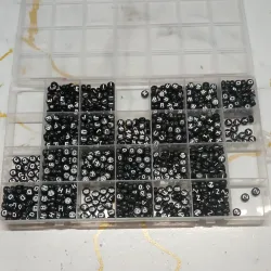 Letras negras y blancas