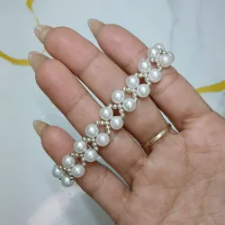 Pulsera de perlas blancas