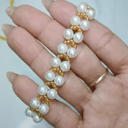 Pulsera de perlas blancas