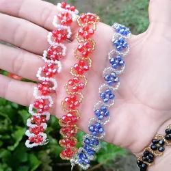 Pulseras tejidas en forma de flor