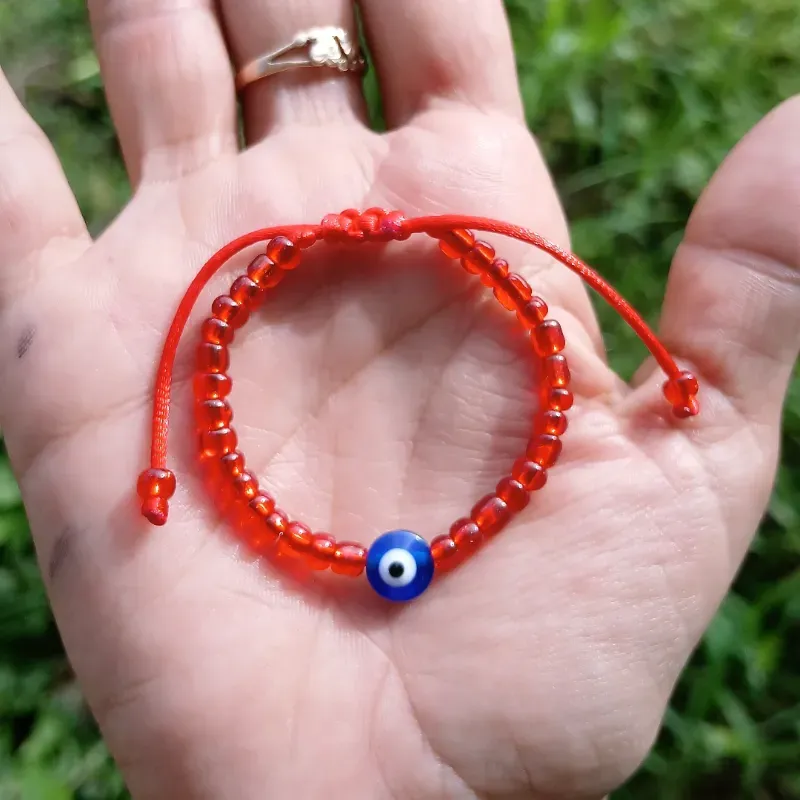 Pulso con piedras rojas y ojo turco 