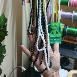 Tiras de perlas blancas