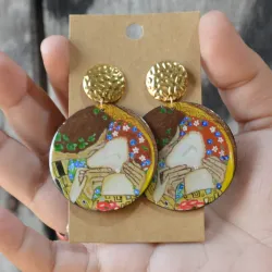 Circular Golden Kiss