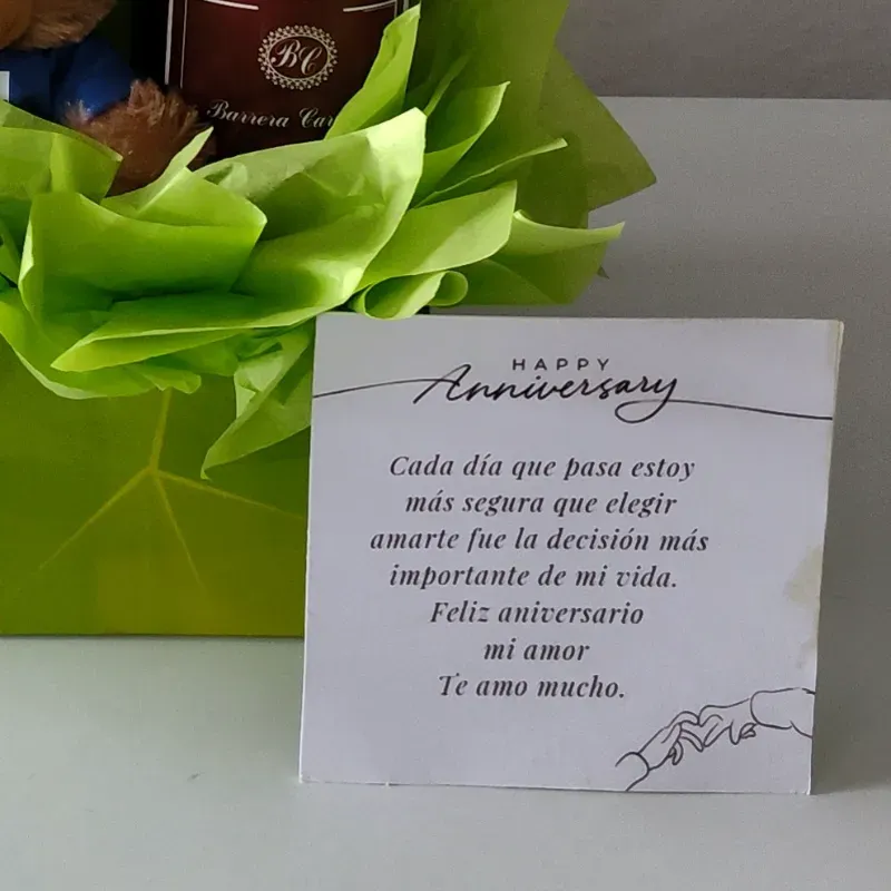 Cesta Peluche con arco de globos 