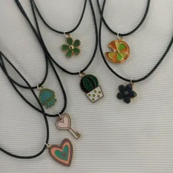 Collares con dijes varios 