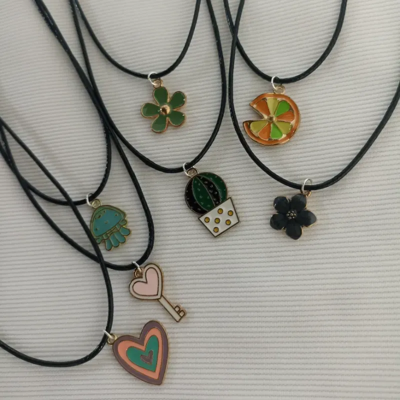 Collares con dijes varios 