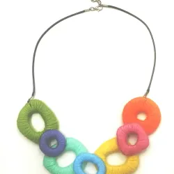 Collar de piezas geométricas multicolor 