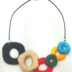 Collar de piezas geométricas multicolor 