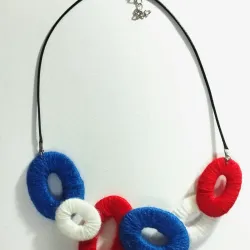 Collar de piezas geométricas tricolor