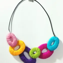 Collar de piezas geométricas multicolor