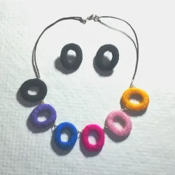 Conjunto de collar y aretes