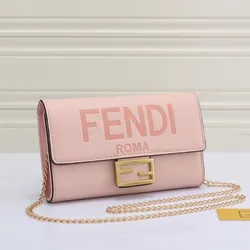 FENDI Baquette Rosa con cadena y detalle.