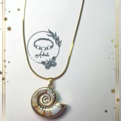Cadena con concha dorada 