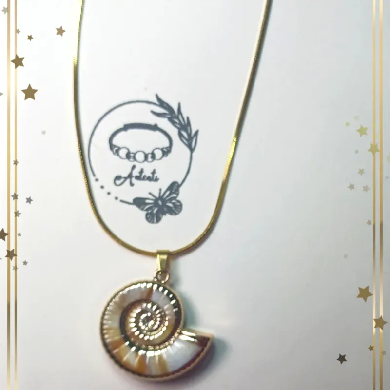 Cadena con concha dorada 