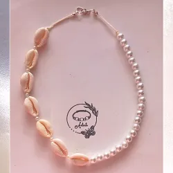 Collar de perlas y caracol 
