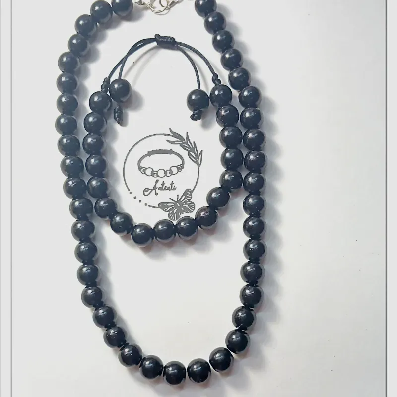 Collar y pulos de perlas 