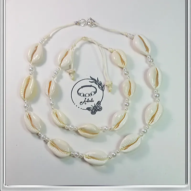 Collar y tobillera  de caracoles y chaquiras 