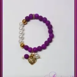 Elegante pulso de perlas y cuentas mate con colgante en morado