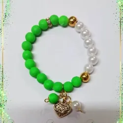 Elegante pulso de perlas y piedras mate verdes  con colgante 