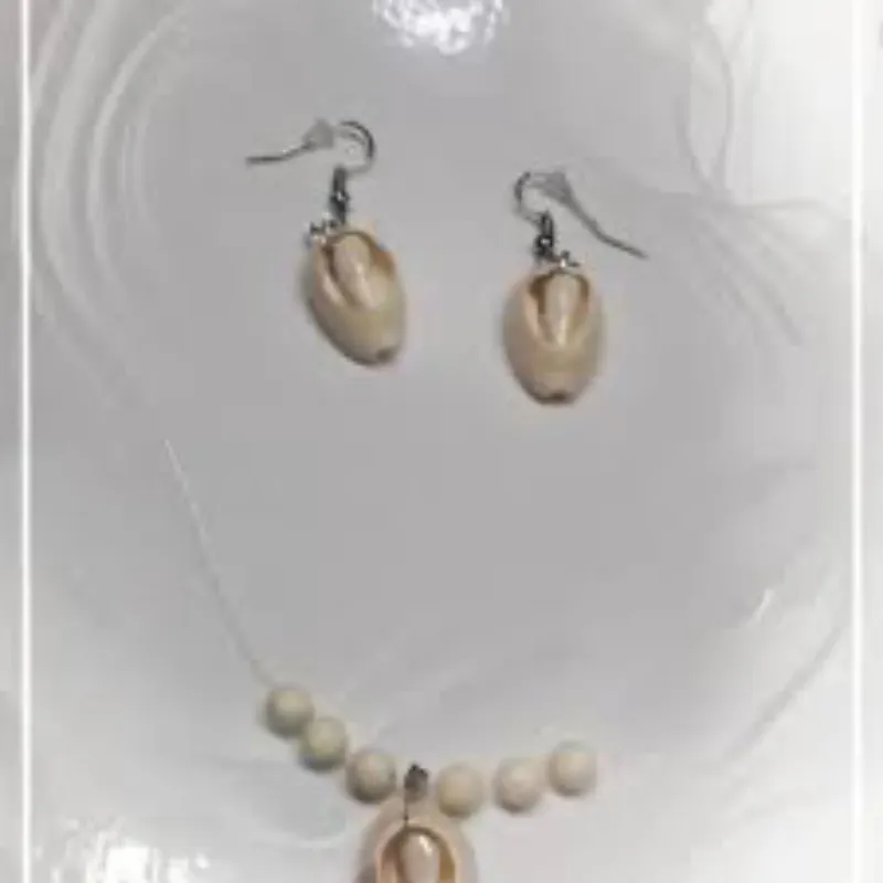 Juego de colgante y aretes de caracol 