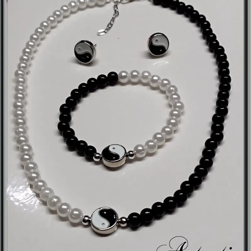 Juego de yin yang con perlas ,collar, pulso y aretes 