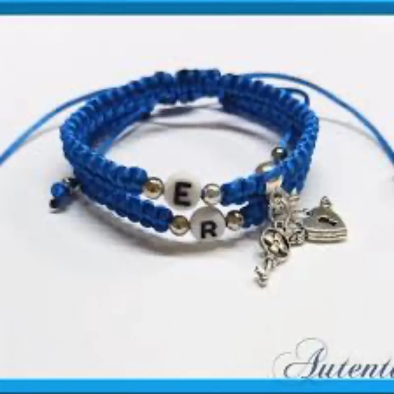 Llave y candado azul con iniciales