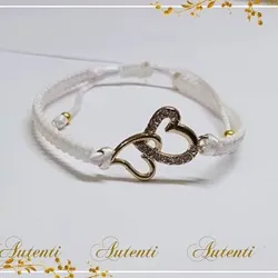Pulso blanco tejido con doble corazó. dorado .