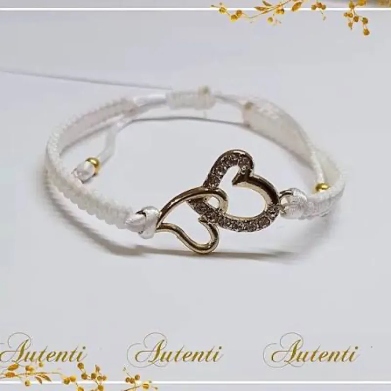 Pulso blanco tejido con doble corazó. dorado .