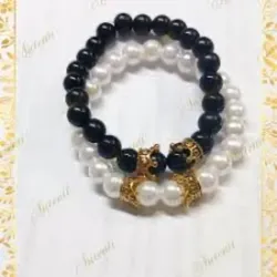 Pulso de perlas con coronas 