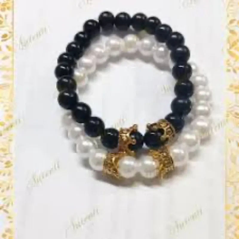 Pulso de perlas con coronas 
