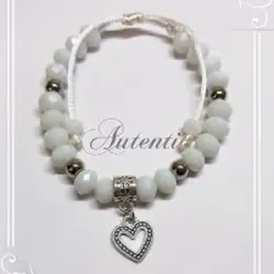 Pulso de swaroskys blancos  mate y corazón plateado 