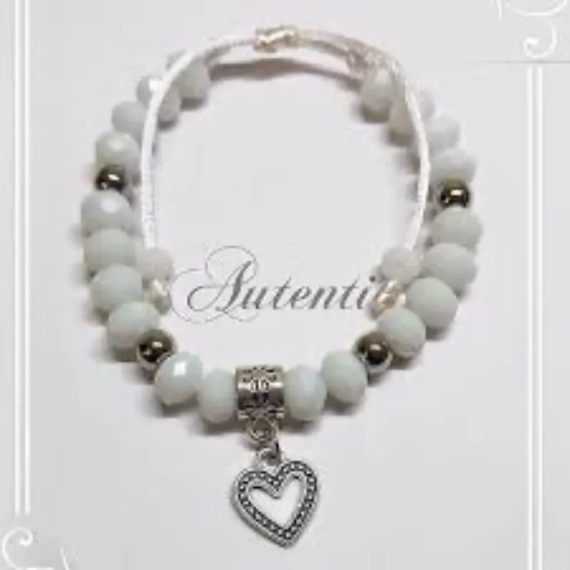Pulso de swaroskys blancos  mate y corazón plateado 