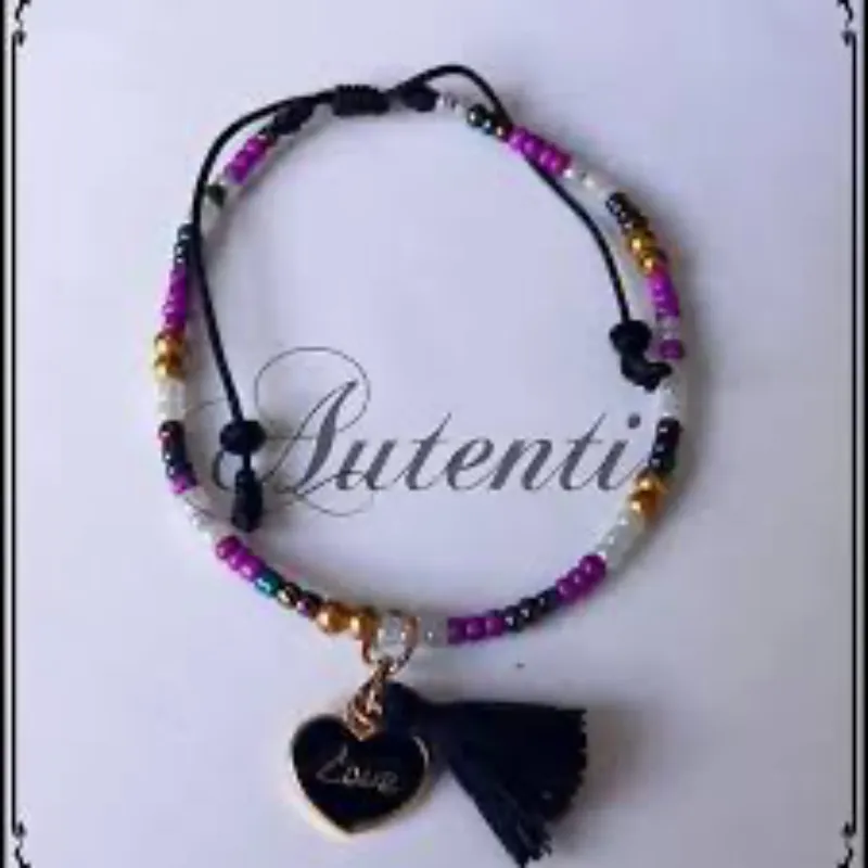 Pulso sencillo  de shakiras  con dije de corazón y borla 