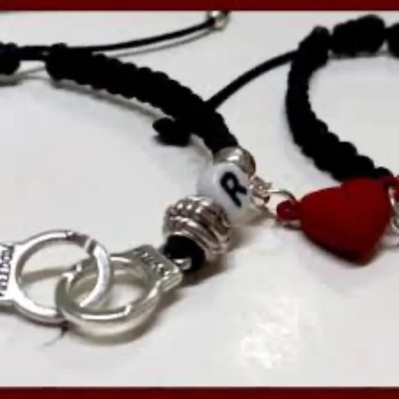 Pulsos de Esposas con iniciales y corazon imantado 