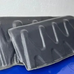 JUEGO DE CUBRE POLVO MOTOR KIA RIO 06-11