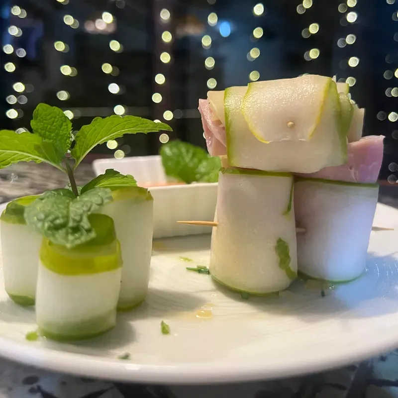 Rollo de pepino con jamón y queso 