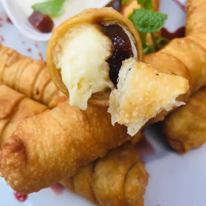 Tequeños Venezolanos Rellenos de  queso y guayaba