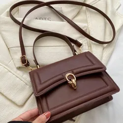Cartera color carmelita con detalle dorado