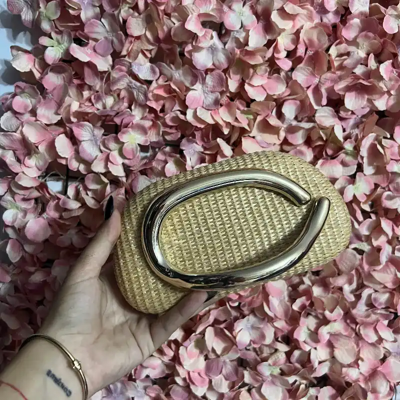Cartera de saco con dorado elegante