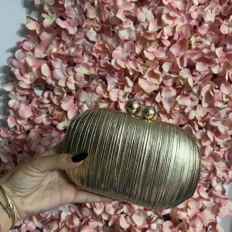 Cartera dorada de salir
